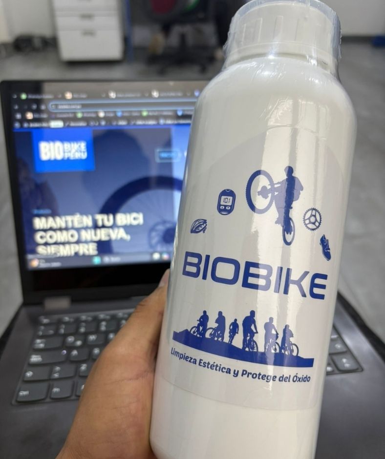 Producto Biobike 1L, limpieza, estética. Primer plano de la limpieza profunda del cassette y transmisión de una bicicleta utilizando un cepillo y el desengrasante Biobike.