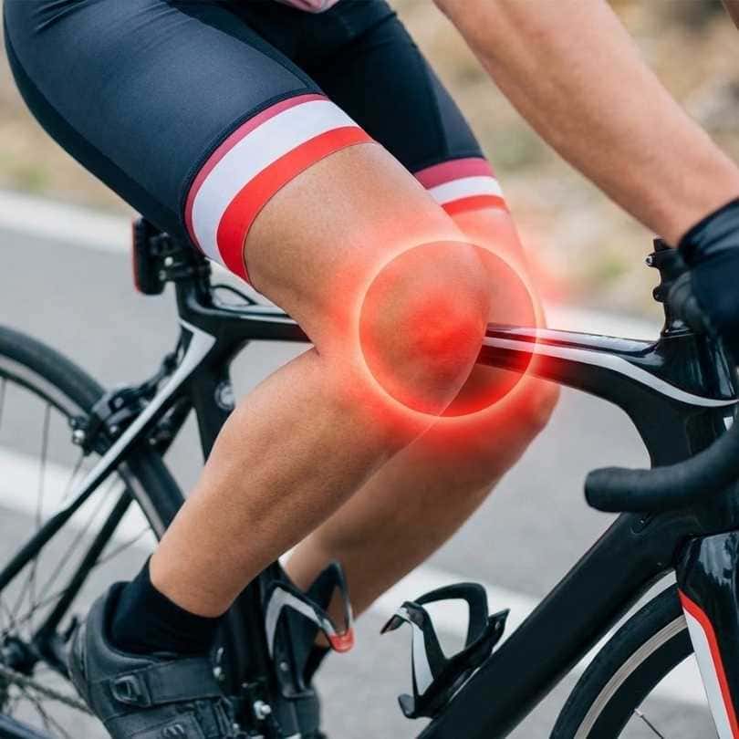 Rodilla de ciclista con círculo rojo indicando dolor en la parte delantera (anterior) o rótula. Síntoma clásico de llevar el sillín de la bicicleta demasiado bajo o adelantado.